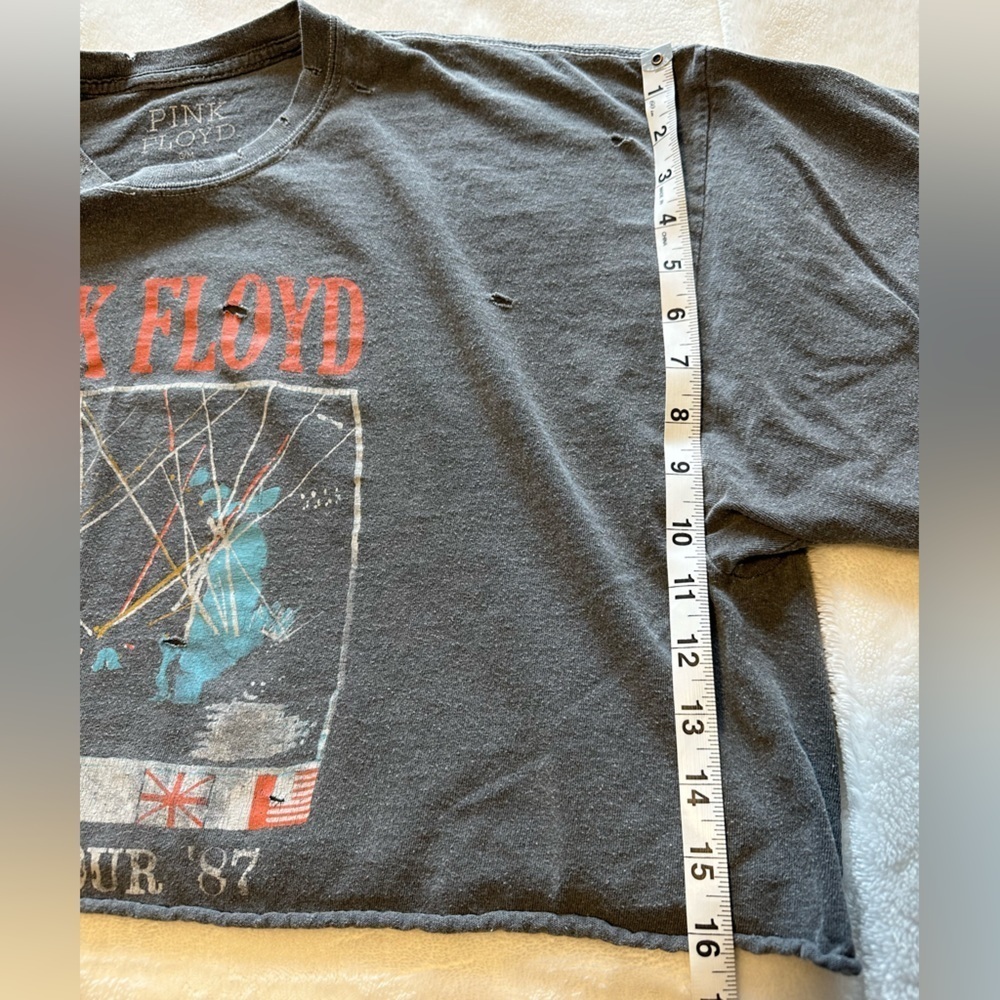 Graphic Cropped Shirt - Picture 6 of 7